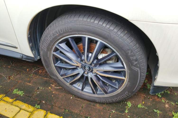 Used Infiniti QX60 2018 2.5 S/C Hybrid Two-Wheel-Drive Champion Family Edition Right Front Wheel Hub