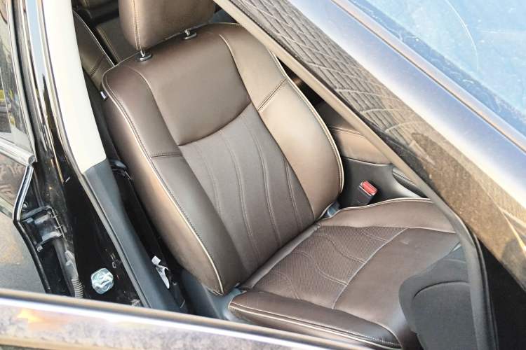 Used Infiniti QX60 2020 2.5 S/C Hybrid Two-Wheel-Drive Excellence Edition Right Front Seat