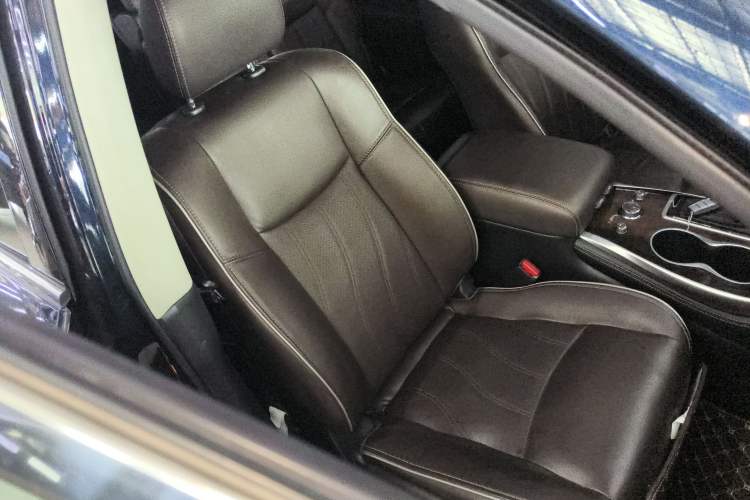 Used Infiniti QX60 2020 2.5 S/C Hybrid Two-Wheel-Drive Excellence Edition Right Front Seat