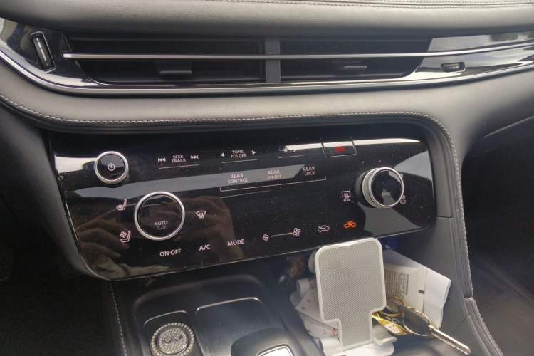 Used Infiniti QX60 2022 2.0T Four-Wheel Drive Luxury Edition Audio And AC Panel