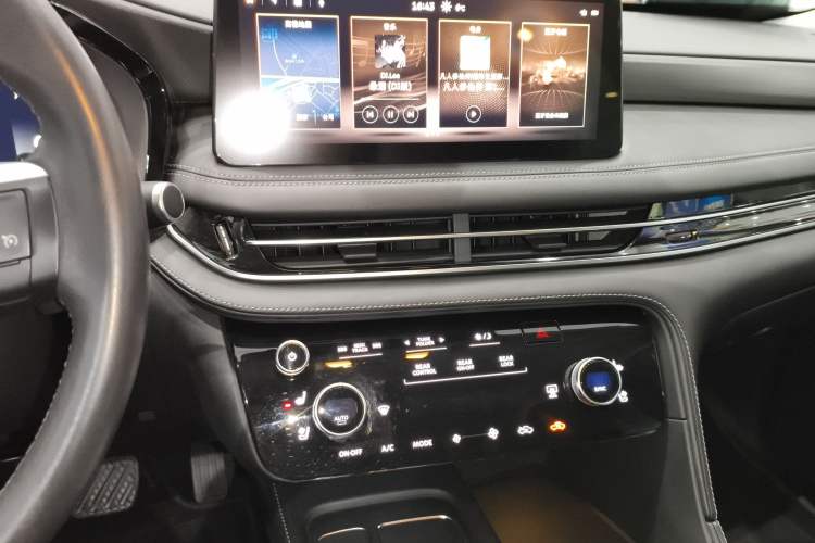 Used Infiniti QX60 2022 2.0T Four-Wheel Drive Luxury Edition Audio And AC Panel