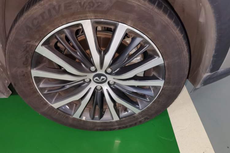 Used Infiniti QX60 2022 2.0T Four-Wheel Drive Prestige Edition Right Front Wheel Hub