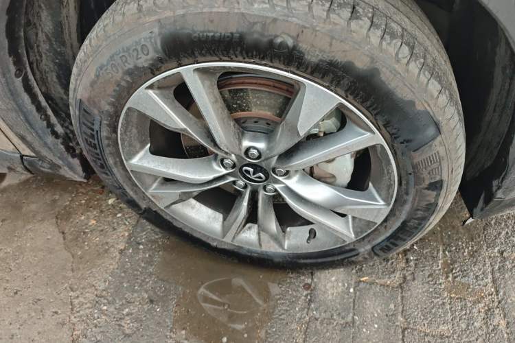 Used Infiniti QX60 2022 2.0T Four-Wheel Drive Excellence Edition Right Front Wheel Hub