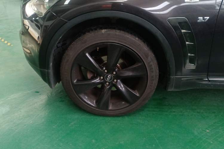 Used Infiniti QX70 2015 3.7L Shadow Edition Left Front Wheel Hub