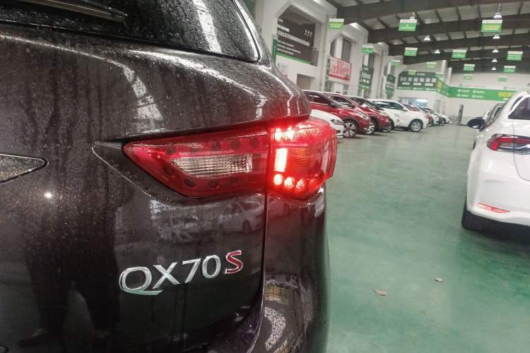 Used Infiniti QX70 2015 3.7L Shadow Edition Right Rear Taillight