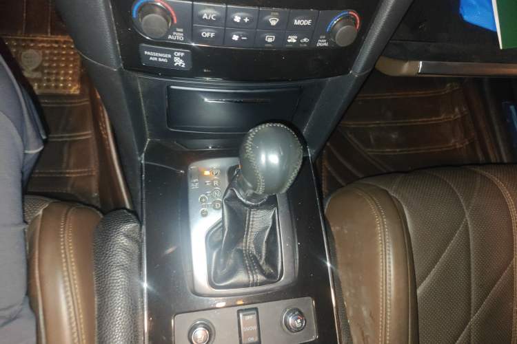 Used Infiniti QX70 2013 3.7L Standard Edition Gear Lever