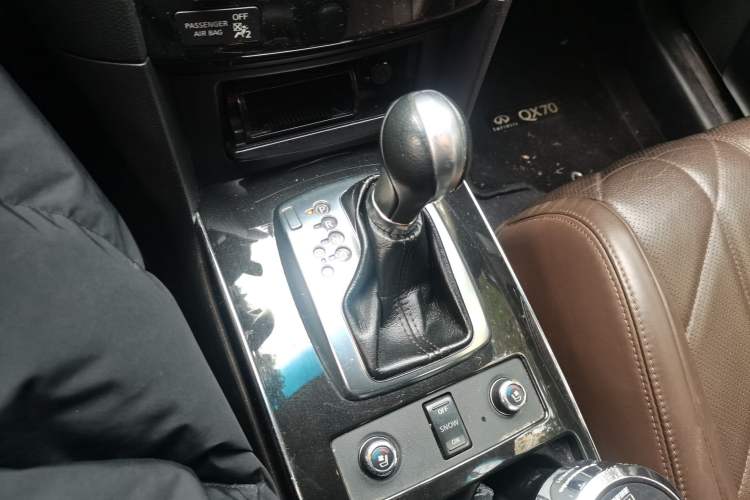 Used Infiniti QX70 2013 3.7L Supreme Edition Gear Lever