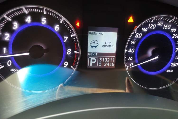 Used Infiniti QX70 2013 3.7L Standard Edition Odometer Close Up