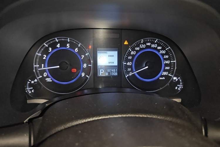 Used Infiniti QX70 2013 3.7L Standard Edition Odometer Close Up