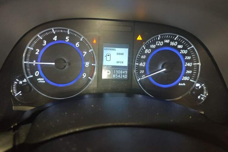 Used Infiniti QX70 2013 3.7L Standard Edition Odometer Close Up