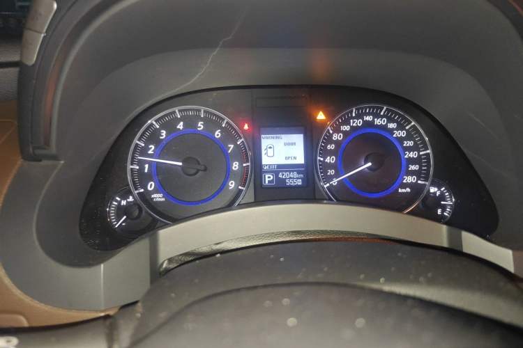 Used Infiniti QX70 2013 3.7L Standard Edition Odometer Close Up