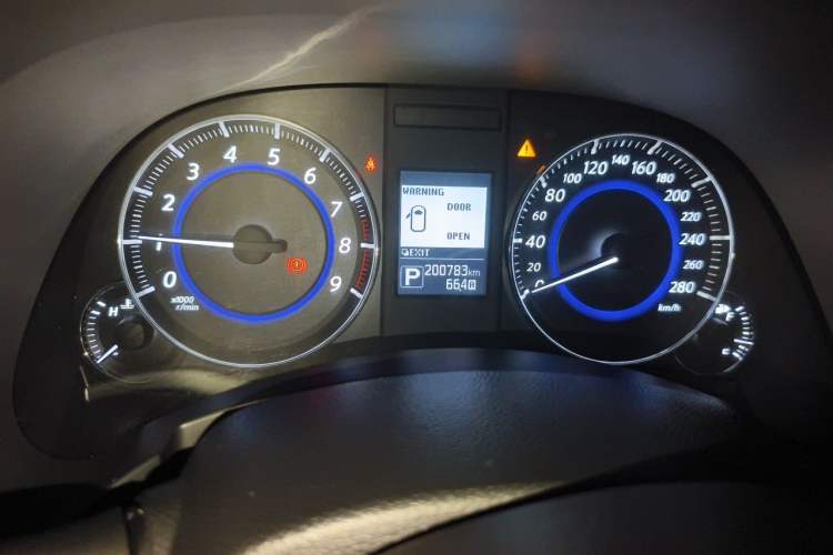 Used Infiniti QX70 2013 3.7L Standard Edition Odometer Close Up