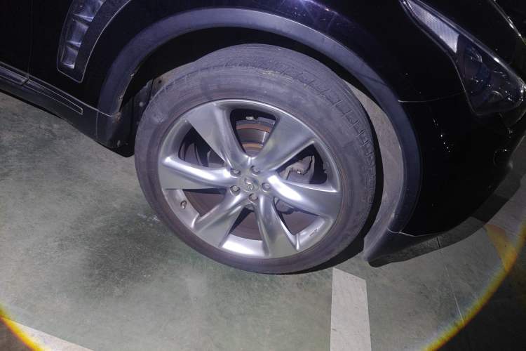 Used Infiniti QX70 2013 3.7L Standard Edition Right Front Wheel Hub
