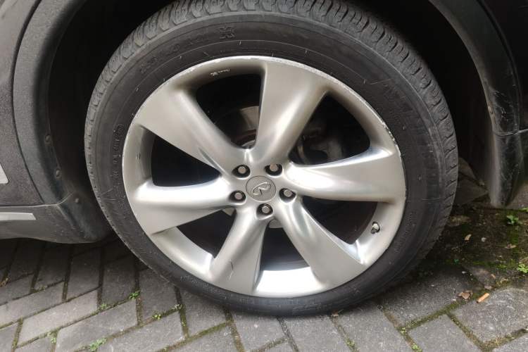 Used Infiniti QX70 2013 3.7L Supreme Edition Right Front Wheel Hub