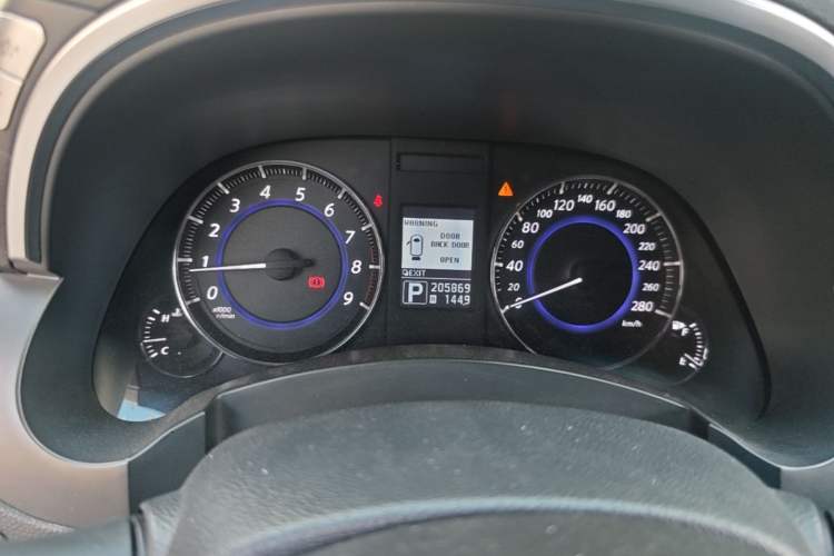 Used Infiniti QX70 2013 3.7L Standard Edition Odometer Close Up