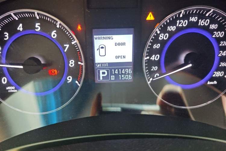 Used Infiniti QX70 2013 3.7L Standard Edition Odometer Close Up