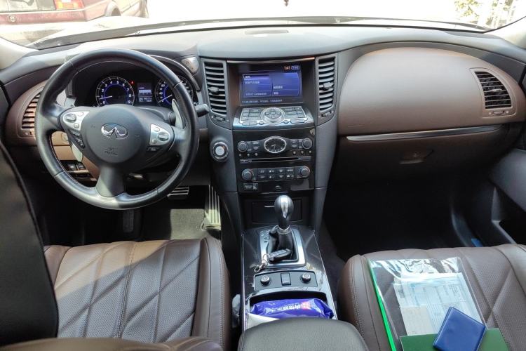 Used Infiniti QX70 2013 3.7L Supreme Edition Center Console