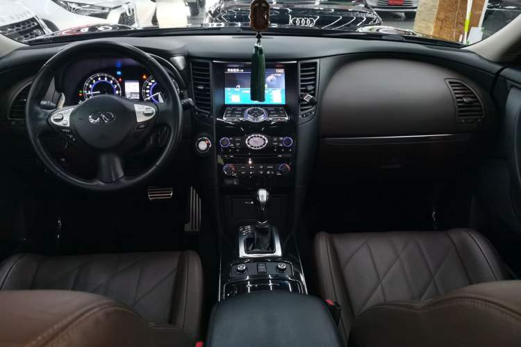 Used Infiniti QX70 2013 3.7L Standard Edition Center Console