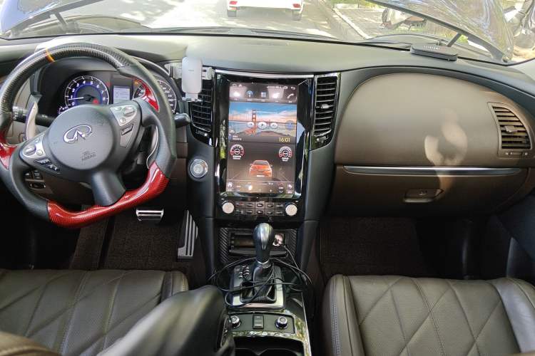 Used Infiniti QX70 2013 3.7L Supreme Edition Center Console