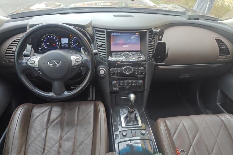 Used Infiniti QX70 2013 3.7L Supreme Edition Center Console