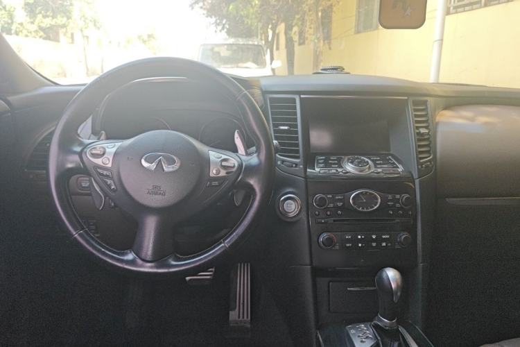 Used Infiniti QX70 2013 3.7L Standard Edition Center Console
