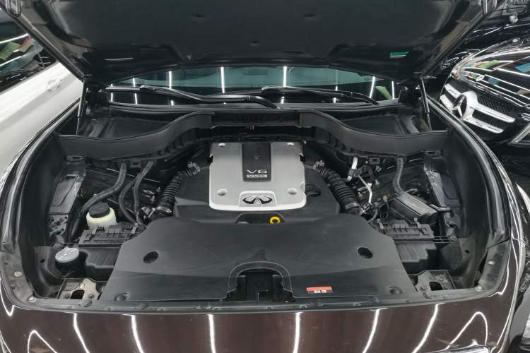 Used Infiniti QX70 2013 3.7L Standard Edition Engine Bay
