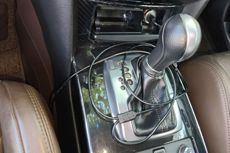 Used Infiniti QX70 2013 3.7L Supreme Edition Gear Lever