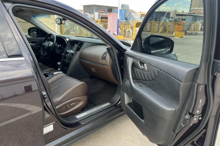 Used Infiniti QX70 2013 3.7L Standard Edition Interior 11