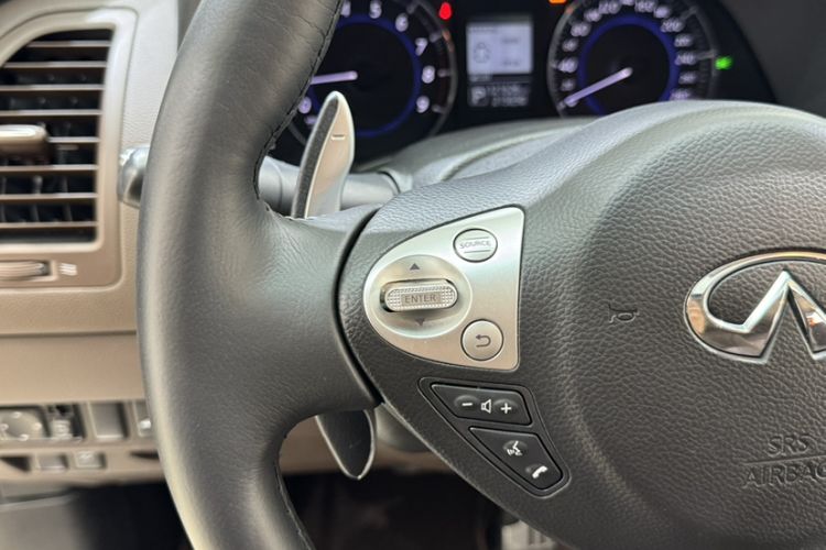 Used Infiniti QX70 2013 3.7L Standard Edition Interior 12