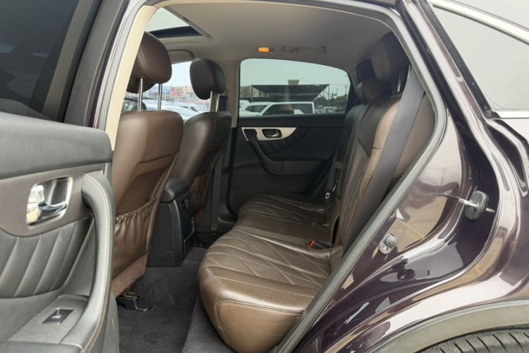 Used Infiniti QX70 2013 3.7L Standard Edition Interior 12