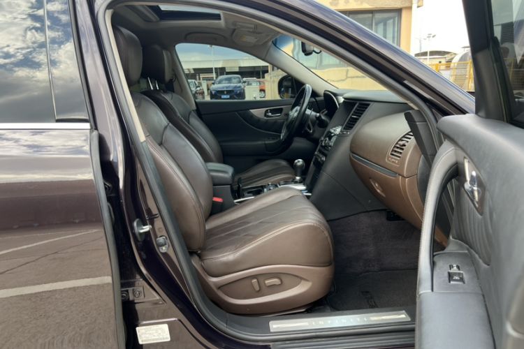 Used Infiniti QX70 2013 3.7L Standard Edition Interior 14