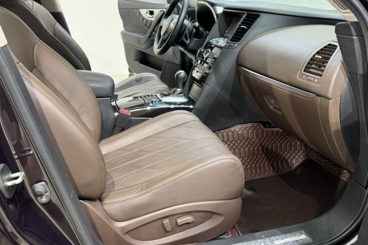 Used Infiniti QX70 2013 3.7L Standard Edition Interior 2