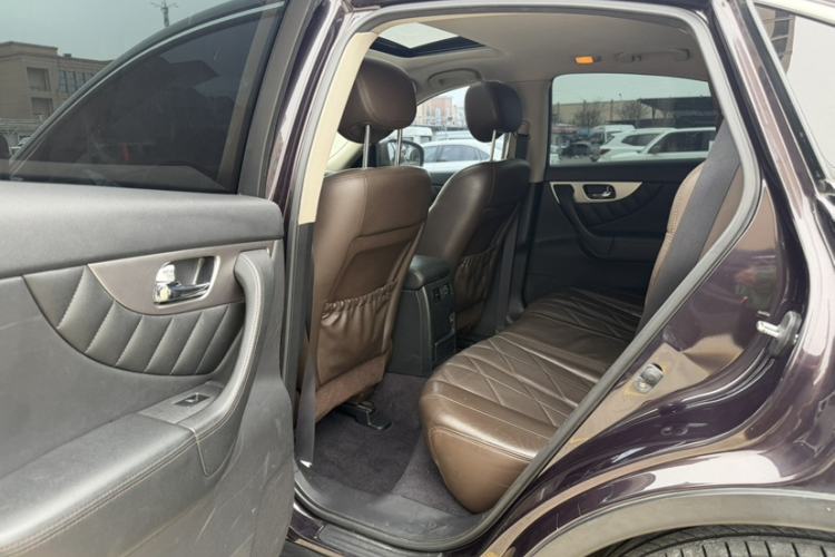 Used Infiniti QX70 2013 3.7L Standard Edition Interior 2