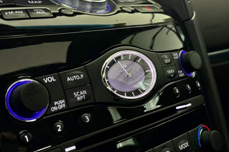 Used Infiniti QX70 2013 3.7L Standard Edition Interior 2