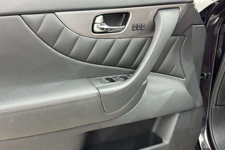 Used Infiniti QX70 2013 3.7L Standard Edition Interior 3