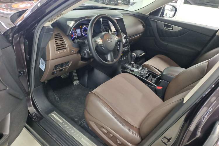 Used Infiniti QX70 2013 3.7L Standard Edition Interior 3