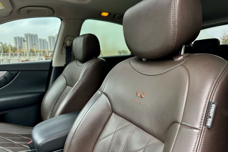 Used Infiniti QX70 2013 3.7L Standard Edition Interior 3