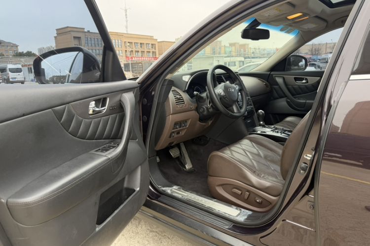 Used Infiniti QX70 2013 3.7L Standard Edition Interior 4