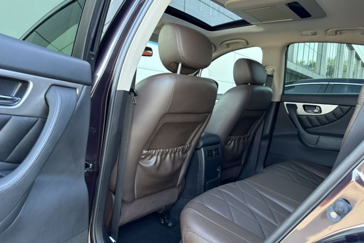 Used Infiniti QX70 2013 3.7L Supreme Edition Interior 5