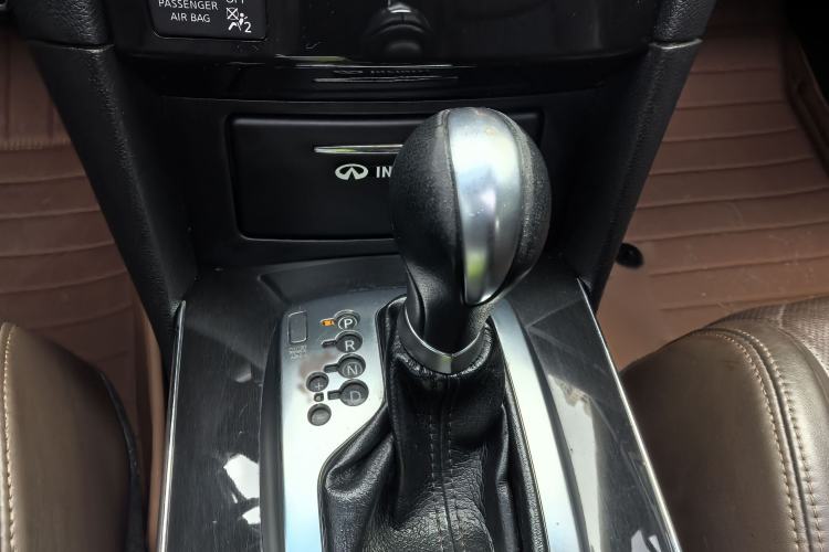Used Infiniti QX70 2013 3.7L Supreme Edition Interior 5