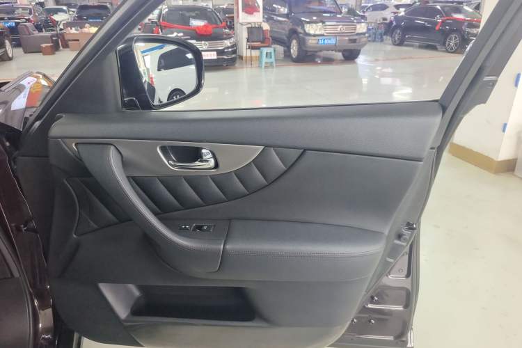 Used Infiniti QX70 2013 3.7L Standard Edition Interior 5