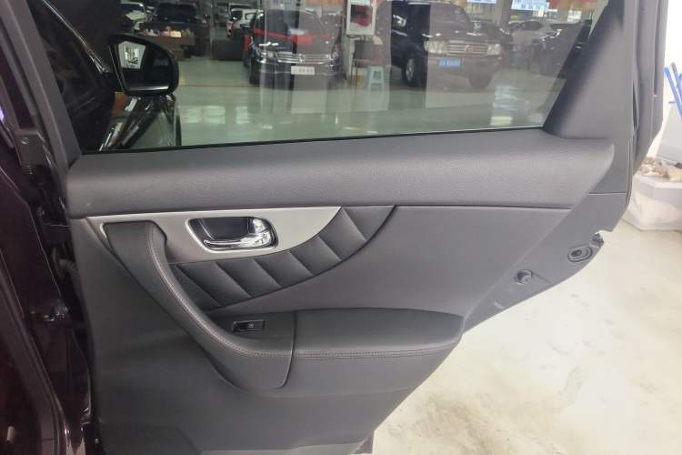 Used Infiniti QX70 2013 3.7L Standard Edition Interior 6