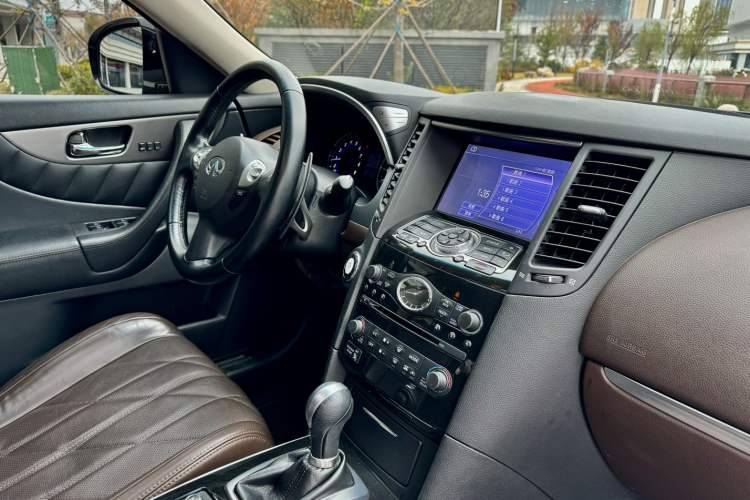 Used Infiniti QX70 2013 3.7L Standard Edition Interior 6