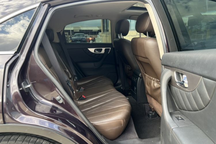 Used Infiniti QX70 2013 3.7L Standard Edition Interior 7