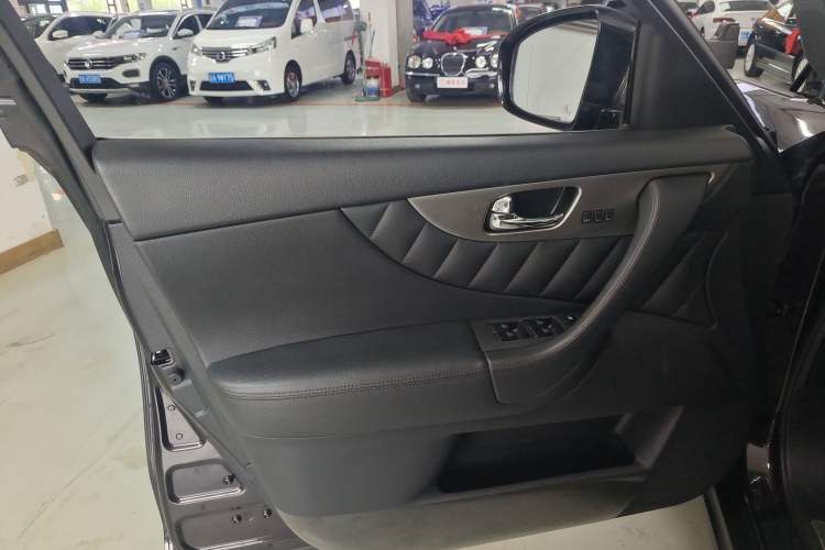 Used Infiniti QX70 2013 3.7L Standard Edition Interior 7