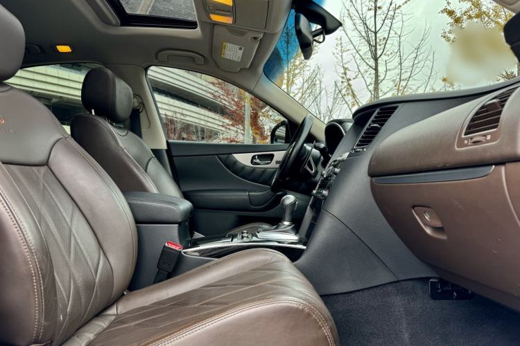 Used Infiniti QX70 2013 3.7L Standard Edition Interior 7