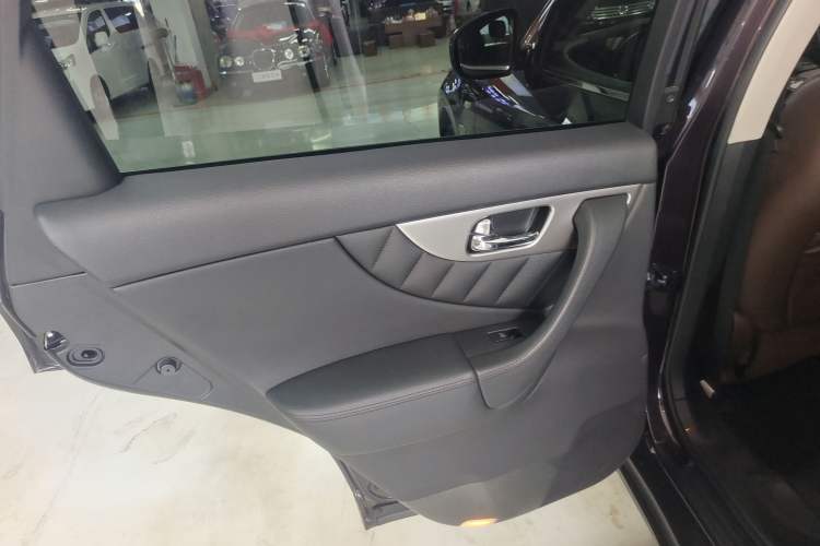 Used Infiniti QX70 2013 3.7L Standard Edition Interior 8