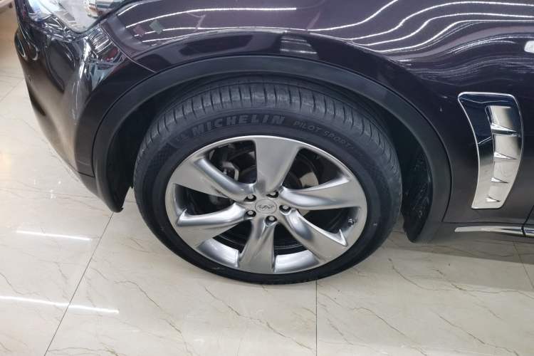 Used Infiniti QX70 2013 3.7L Standard Edition Left Front Wheel Hub