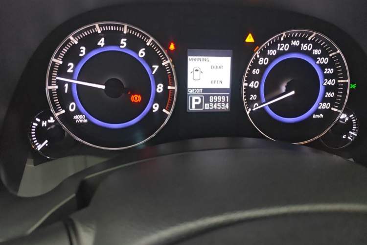 Used Infiniti QX70 2013 3.7L Standard Edition Odometer Close Up