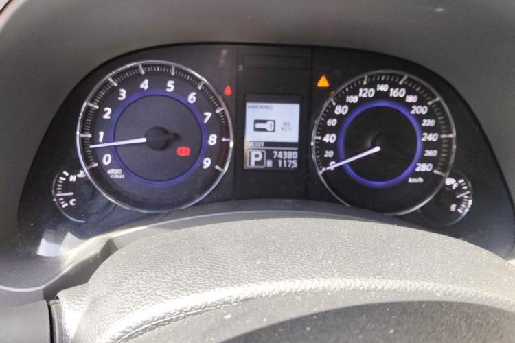 Used Infiniti QX70 2013 3.7L Standard Edition Odometer Close Up